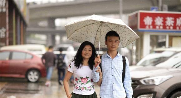 護(hù)女性遭鄰居捅傷，關(guān)注與反思19歲小伙現(xiàn)狀