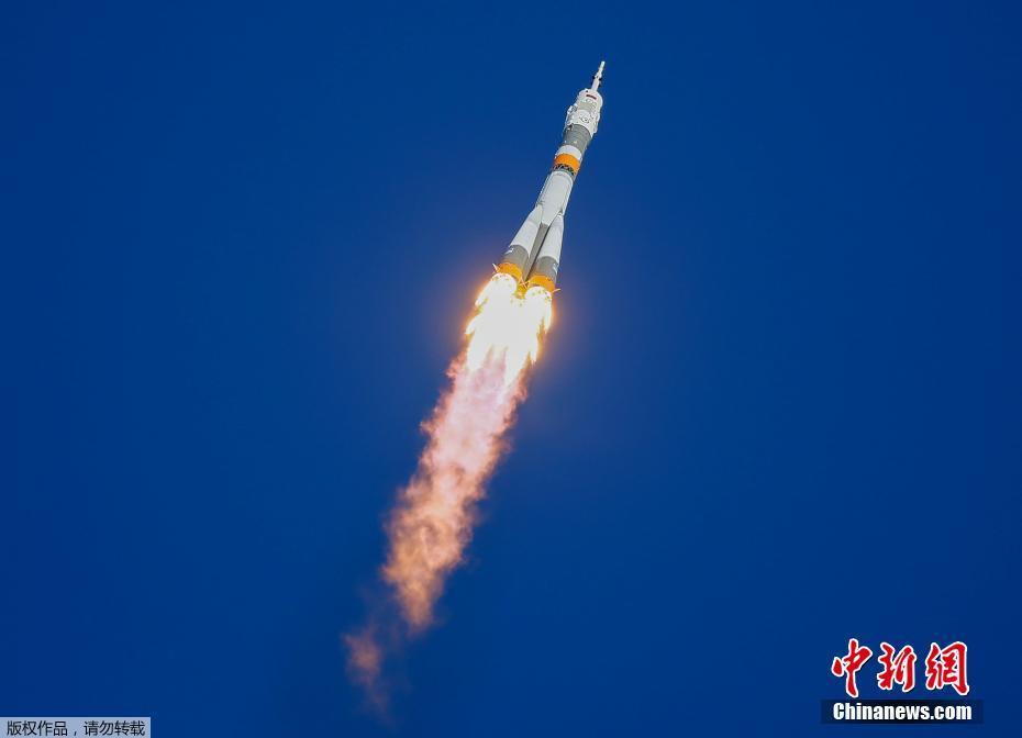 超越界限的宇宙視野，航天員太空漫步中的地球全景