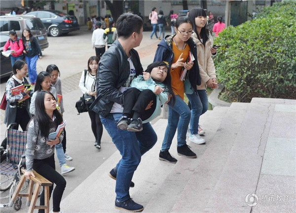 藝考女生遭同學(xué)粗暴抱摔，面試之路遭遇挫折