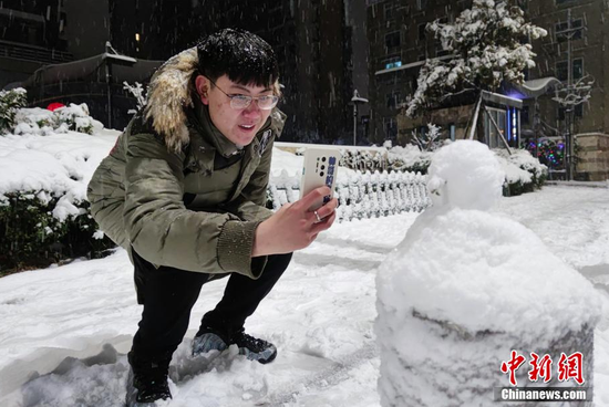 哈爾濱街頭空降雪王方陣