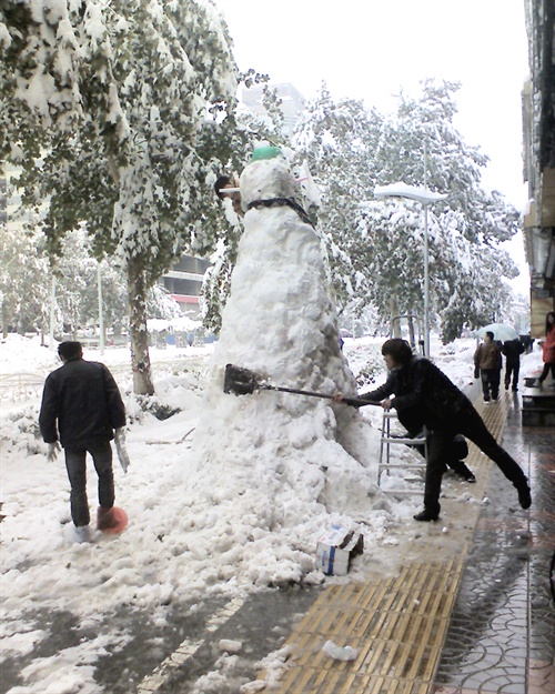 哈爾濱街頭雪王方陣驚艷亮相，冬日壯麗景象如魔法般呈現(xiàn)