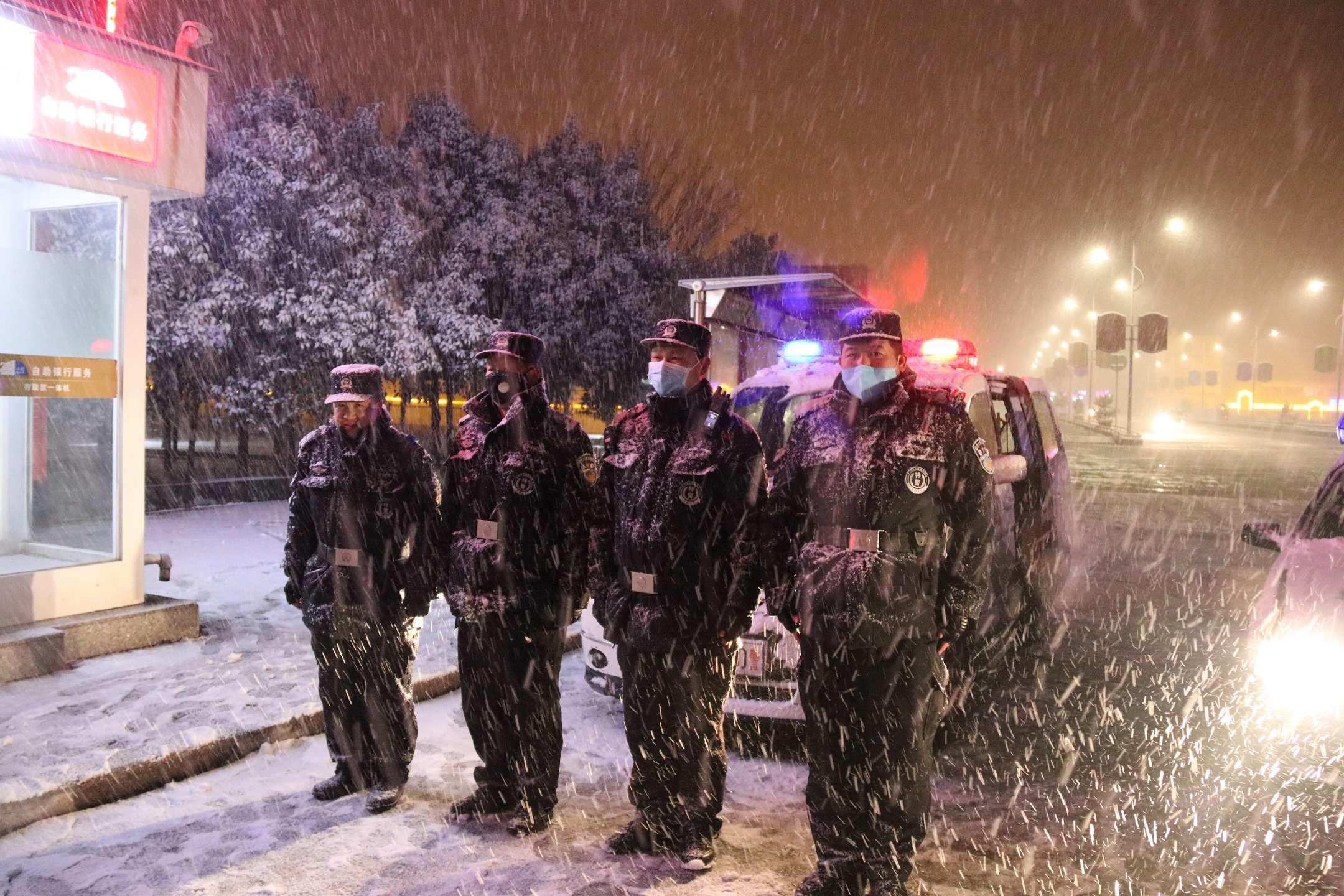 哈爾濱街頭雪王方陣驚艷亮相，冬日壯麗景象如魔法般呈現(xiàn)