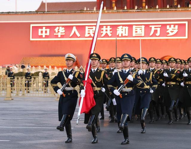 天安門廣場(chǎng)新年升旗儀式，莊嚴(yán)神圣的儀式展現(xiàn)國(guó)家驕傲