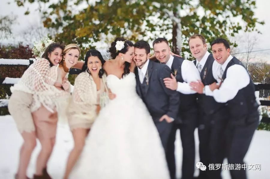 霍啟剛弟弟攜未婚妻亮相好友婚禮，家族迎來喜事高峰時刻