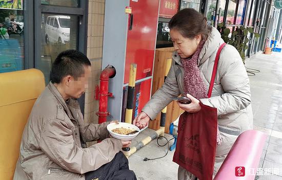 小男孩抹淚為老人免單，善良與同情心的動人瞬間