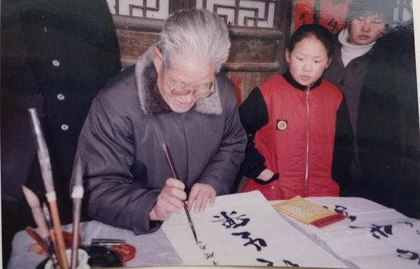 女子過(guò)年給姥爺慶生遭遇掀桌風(fēng)波