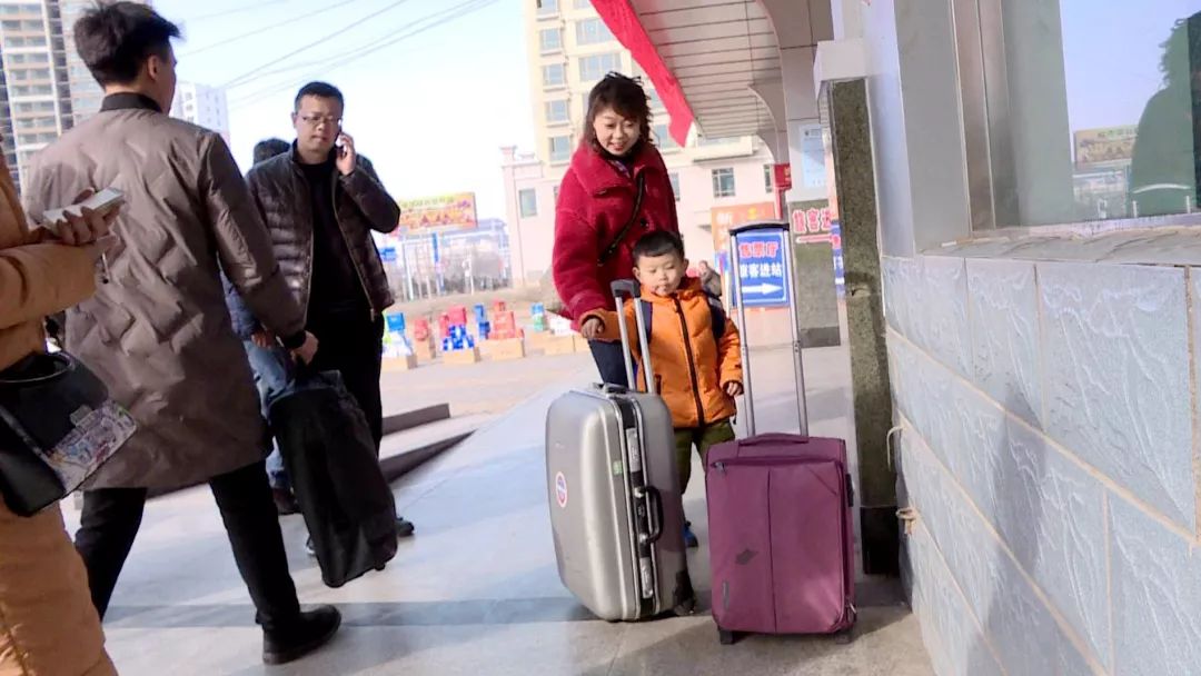 離家的行囊承載愛與牽掛的旅程