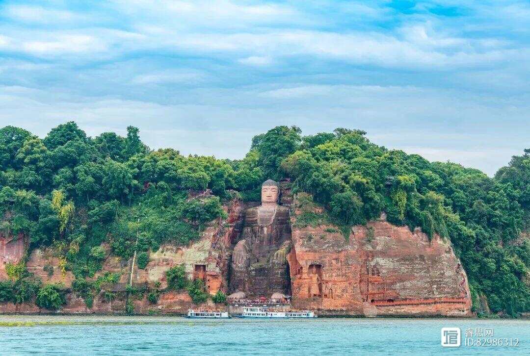 樂山大佛驚現(xiàn)天際，神秘飛天景象震撼世人