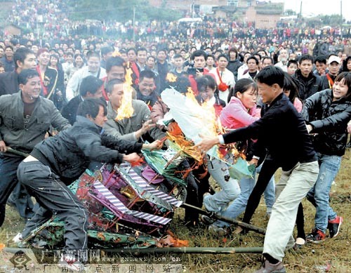 廣西人搶花炮熱情高漲，拼搏精神展現(xiàn)無遺