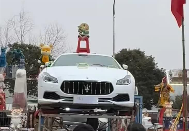 男子套圈游戲中意外贏得百萬豪車，面臨抉擇，折現(xiàn)還是擁有瑪莎拉蒂？