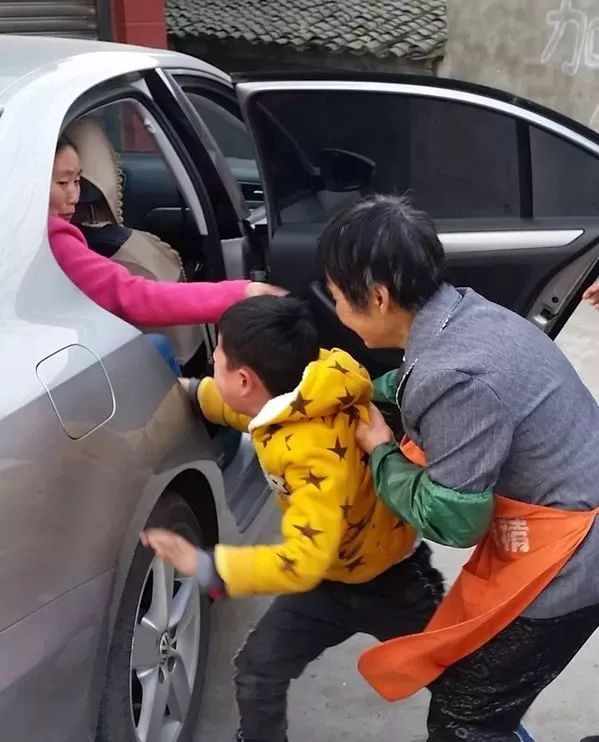 高速路邊的警示背后的故事，母親停車下車打孩子的原因探究