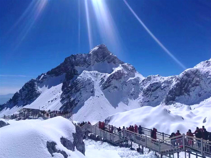 粉藍色玉龍雪山，自然美景的頌歌