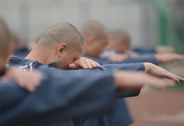 截癱男子獄中感染艾滋事件引社會(huì)關(guān)注，家屬索賠巨額成焦點(diǎn)