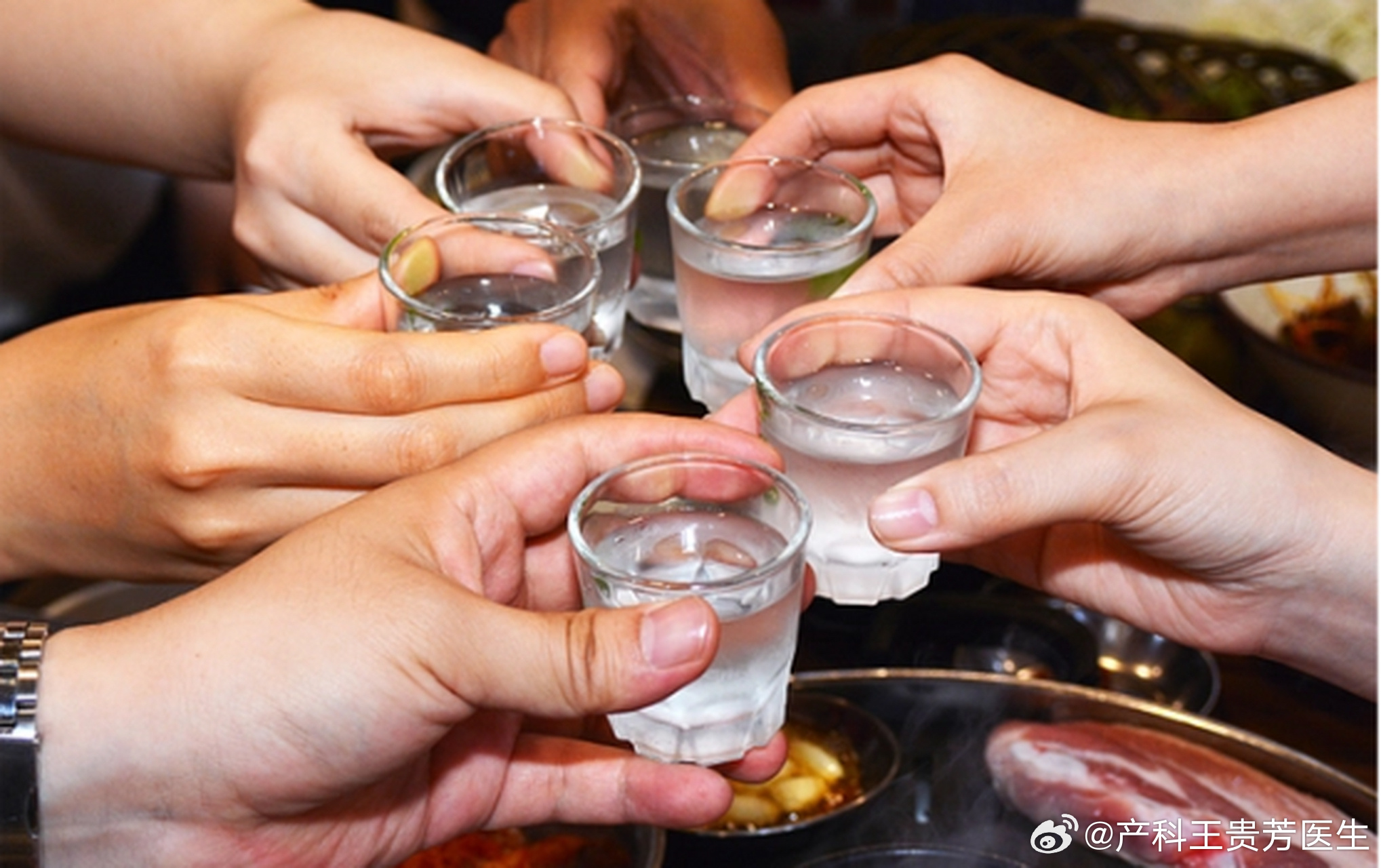 四人共飲百瓶啤酒引發(fā)悲劇，酒后警示，一人離世之殤