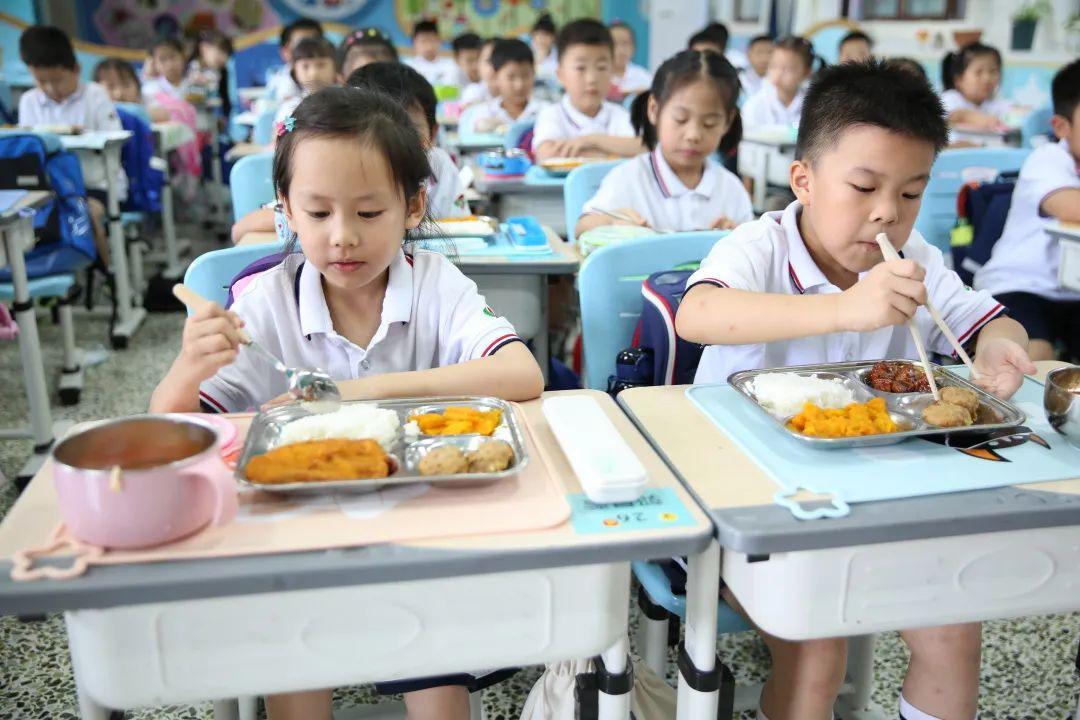 上海中小學(xué)全面實(shí)施AB制午餐模式，探索與實(shí)踐之路