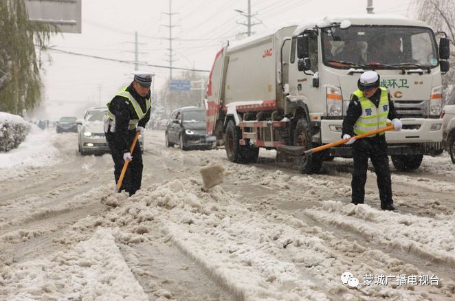 魯A55X7E，暴雪中的公交英雄與掃雪勇者