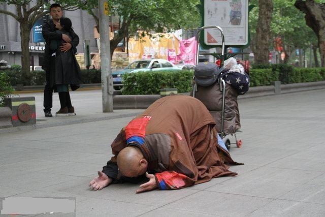 苦行僧三步一拜與男孩撿橘獲糖，溫暖人心的故事瞬間