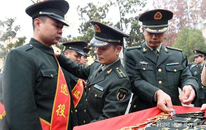 退役士兵榮耀赴約小學(xué)，軍裝鮮花見證英雄時刻