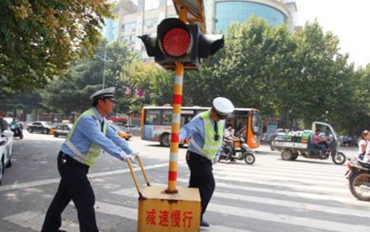 交警救人瞬間，智慧勇氣鑄就綠燈壯麗時刻