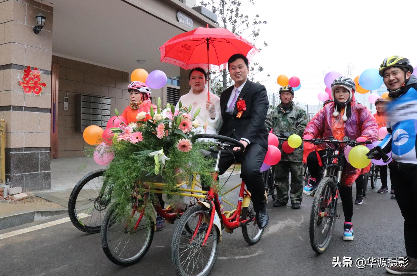 綠色婚禮新風(fēng)尚，新郎騎自行車迎娶新娘