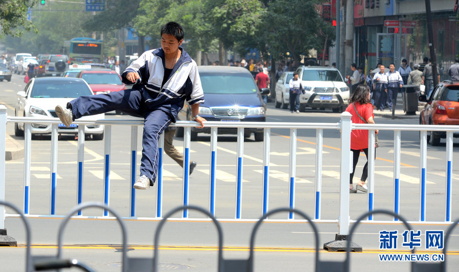 陜西少年飛車沖下天橋，勇氣背后的警示與反思