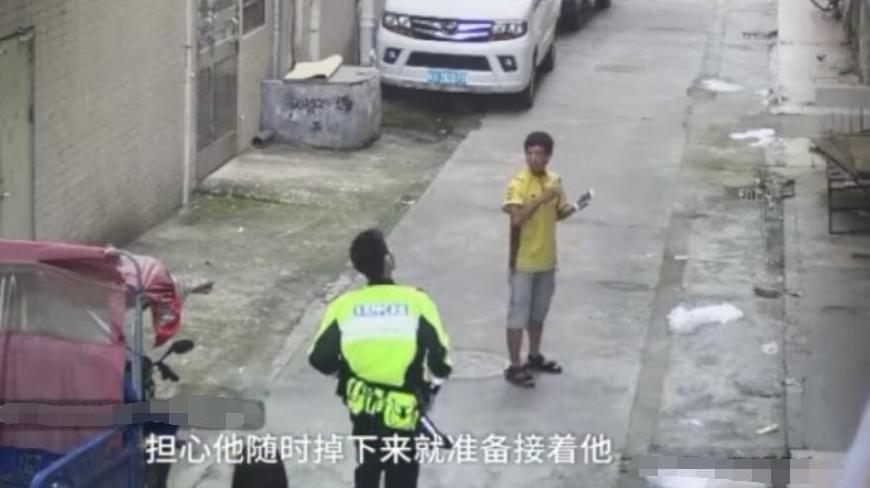 外賣小哥救醒醉酒路人后真情流露，人間真情的瞬間展現(xiàn)